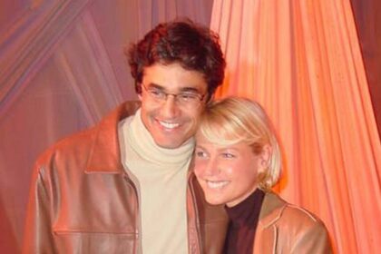 Luciano Szafir e Xuxa em foto antiga posada abraçados