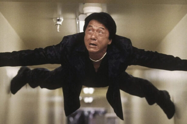 Jackie Chan em trecho do filme A Hora Do Rush 2, exibido pela TV Globo na Sessão da Tarde