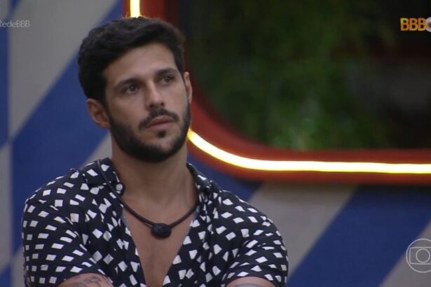 Rodrigo com semblante sério durante jogo da discórdia do BBB 22.