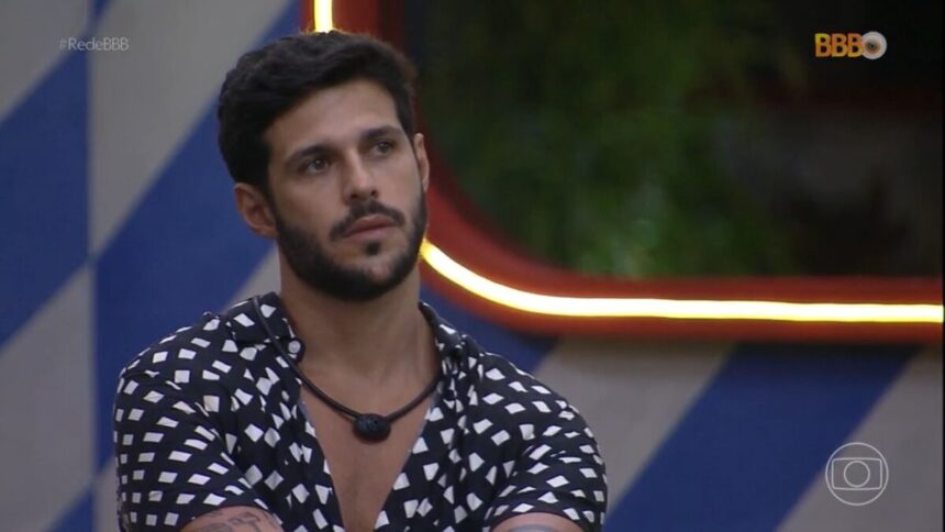 Rodrigo com semblante sério durante jogo da discórdia do BBB 22.