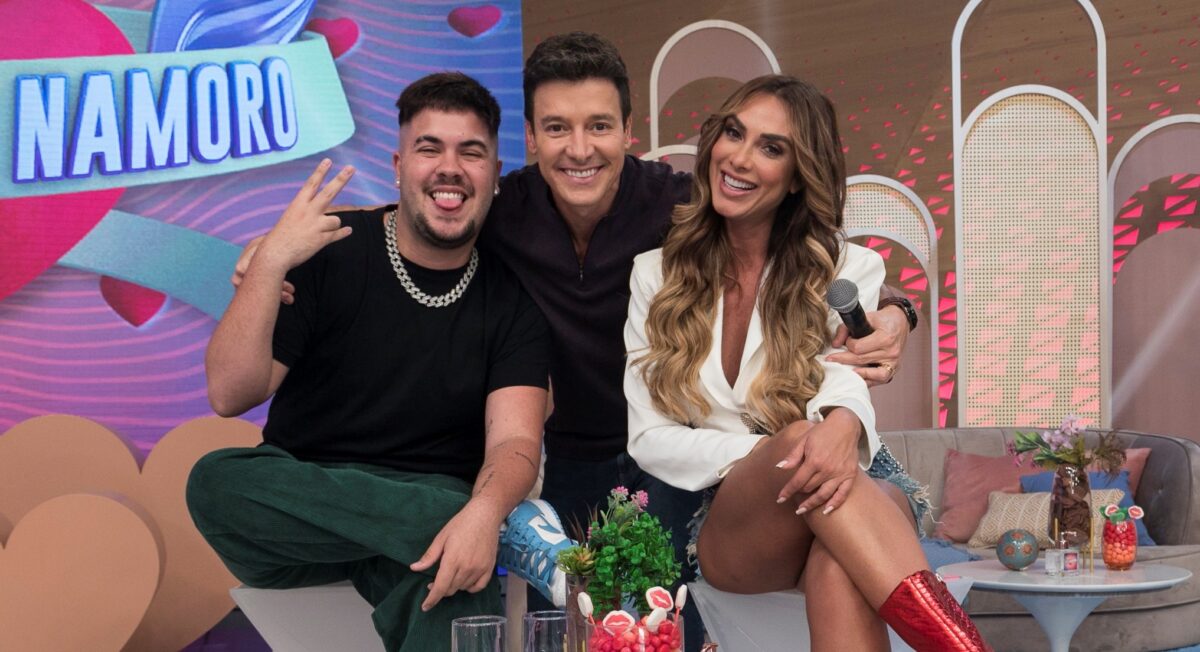 Alvaro Xaro, Rodrigo Faro e Nicole Bahls em foto posada nos estúdios do Hora do Faro. Os Três estão abraçados