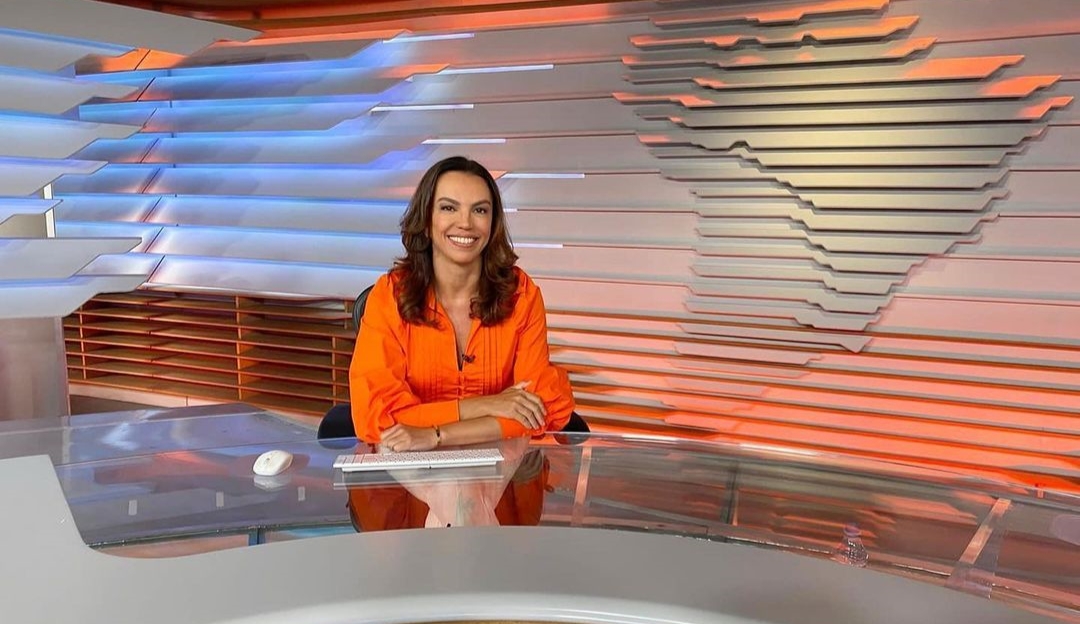 Ana Paula Araújo em foto posada sentada na bancada do Bom Dia Brasil
