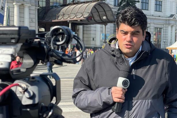 André Azeredo em uma foto de bastidor na cobertura da Guerra na Ucrânia