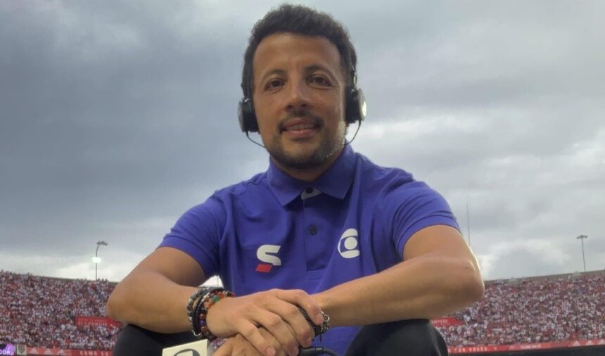 André Hernan durante um cobertura no estádio do Morumbi pelo SporTV