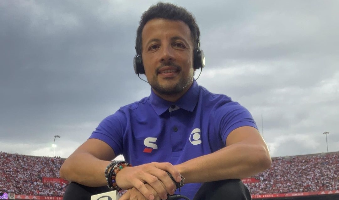 André Hernan durante um cobertura no estádio do Morumbi pelo SporTV