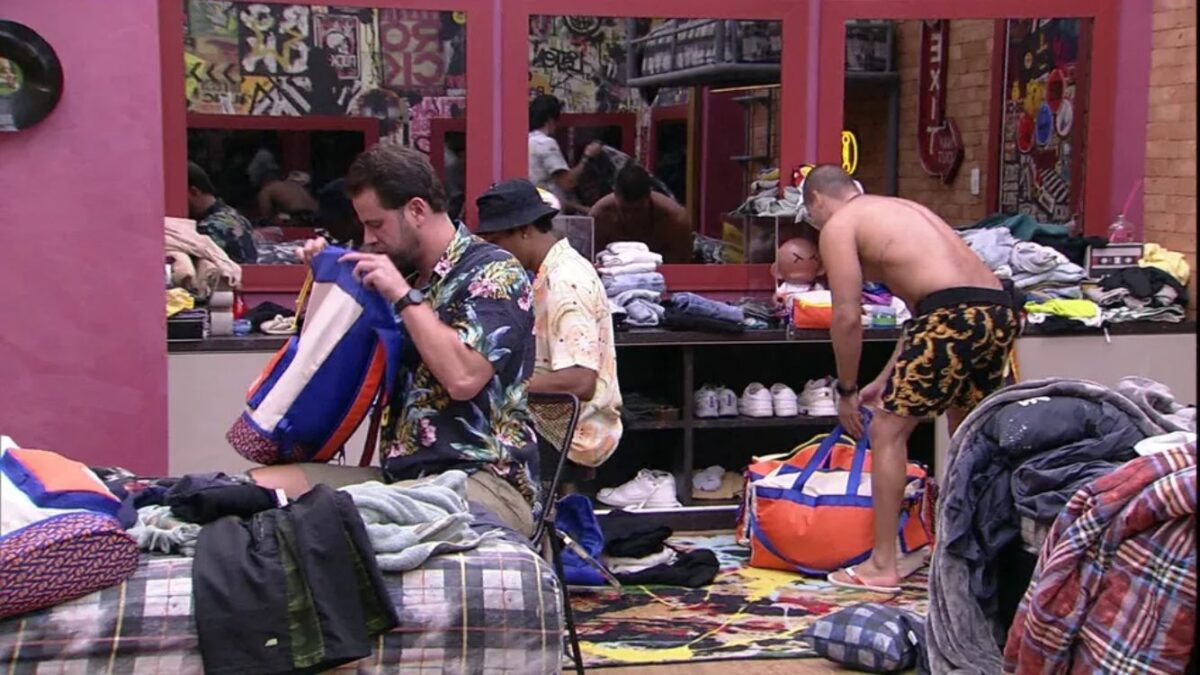 Participantes no quarto grunge arrumando as malas.