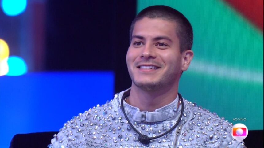 Arthur Aguiar sorrindo na final do BBB 22