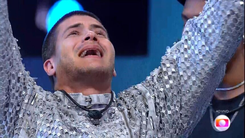 Arthur Aguiar sorrindo na final do BBB 22