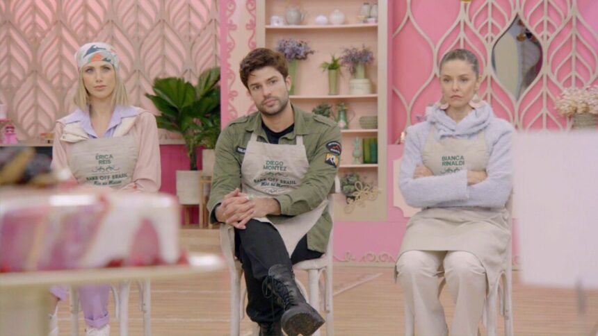 Erica Reis, Deigo Montez e Bianca Rinaldi sentados lado a lado na tenda do Bake Off Brasil Celebridades