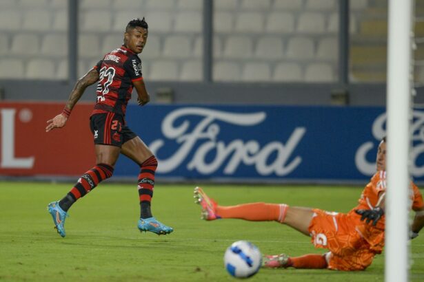 Bruno Henrique fazendo um gol com a camisa do Flamengo pela Libertadores