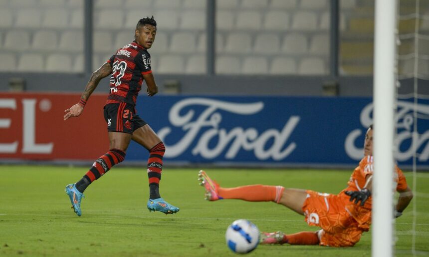 Bruno Henrique fazendo um gol com a camisa do Flamengo pela Libertadores