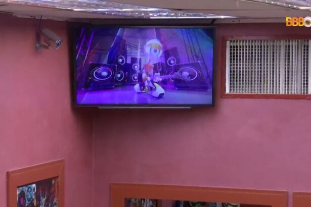 Parede do BBB 22 onde se encontra uma TV.