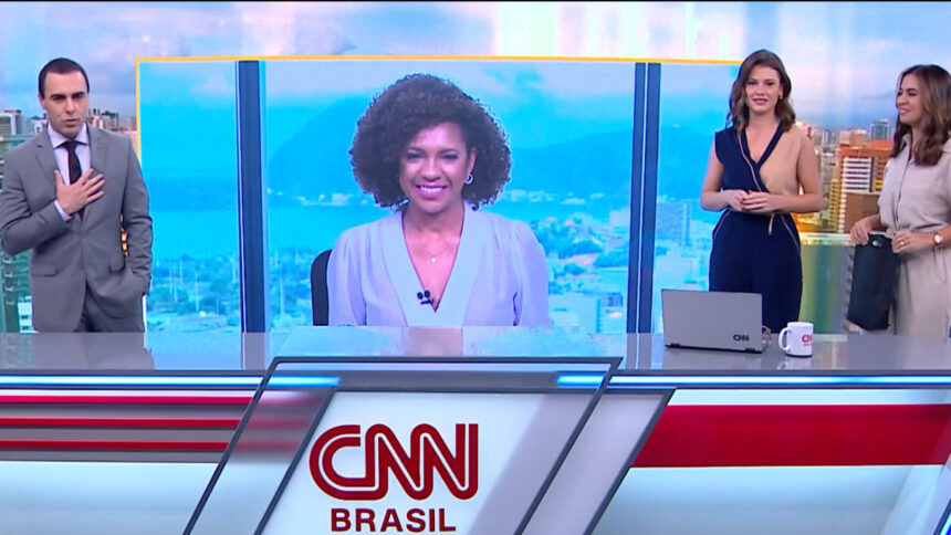 Rafael Colombo, Elisa Veeck e Stephanie Alves nos estúdios do CNN Novo Dia, com Luciano Barreto do telão