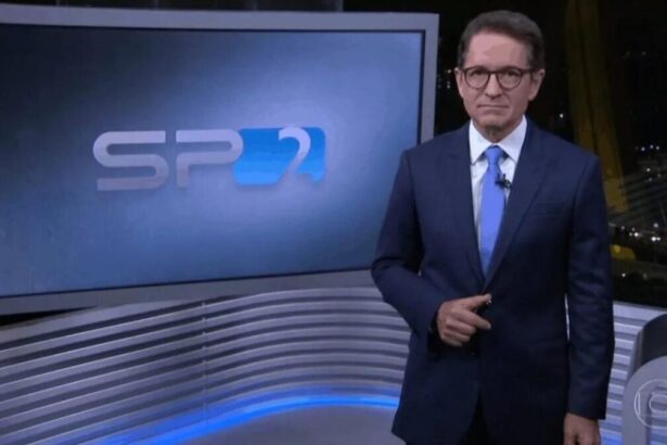 Carlos Tramontina nos estúdios do Jornal da Globo, em frente ao telão