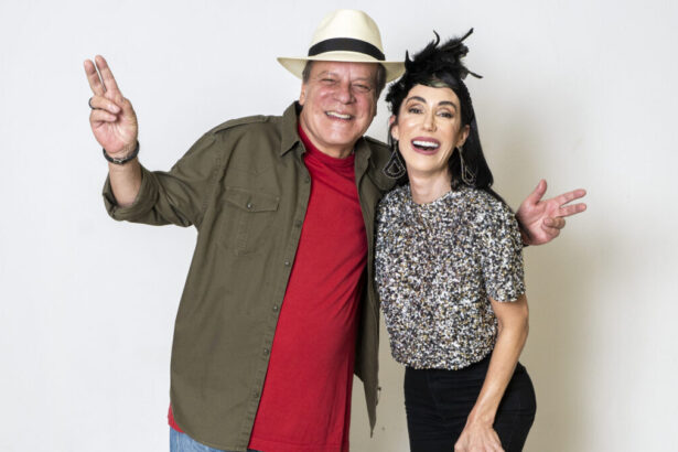 Chico Pinheiro e Michelle Barros abraçados na foto de divulgação da transmissão da TV Globo