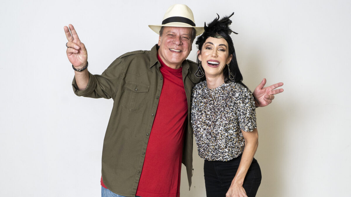 Chico Pinheiro e Michelle Barros abraçados na foto de divulgação da transmissão da TV Globo