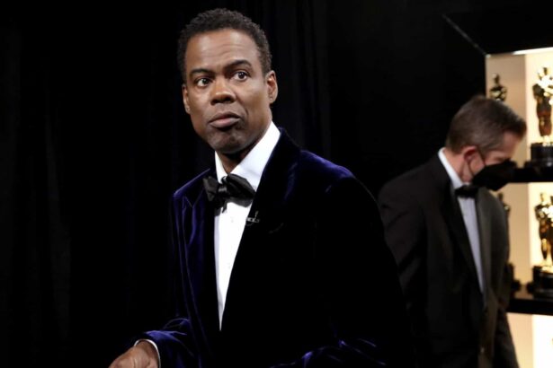 Chris Rock de terno durante uma cerimônia