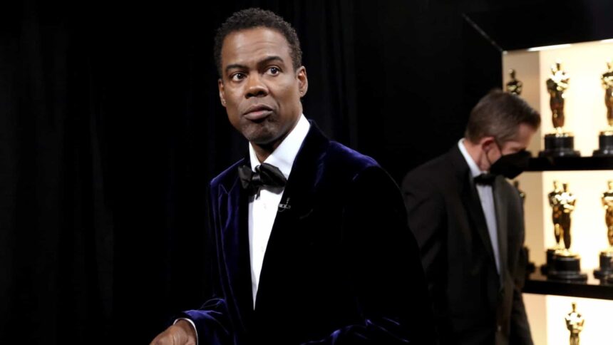 Chris Rock de terno durante uma cerimônia