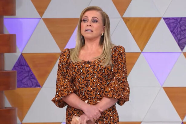 Christina Rocha com uma blusa estampa de onça me trecho do Casos de Família