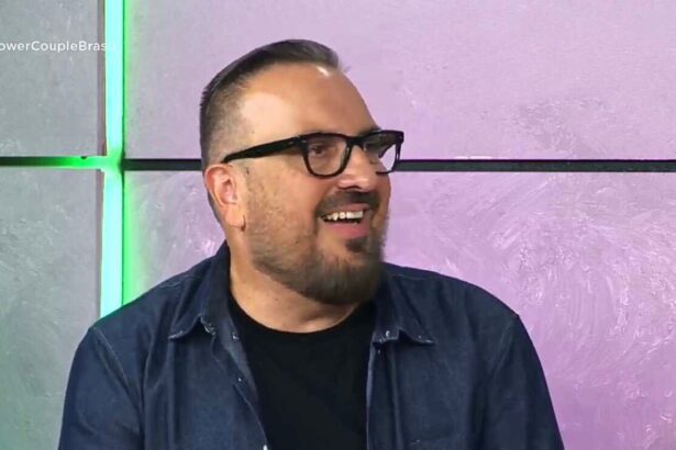 Rodrigo Carelli sorrindo durante coletiva do Power Couple Brasil 6.