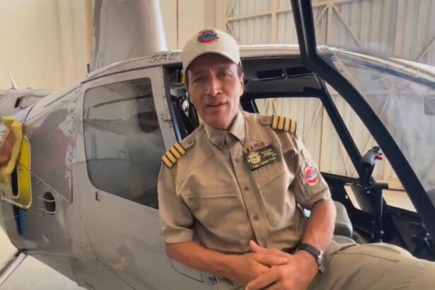 Comandante Hamilton saindo do helicóptero da Record TV