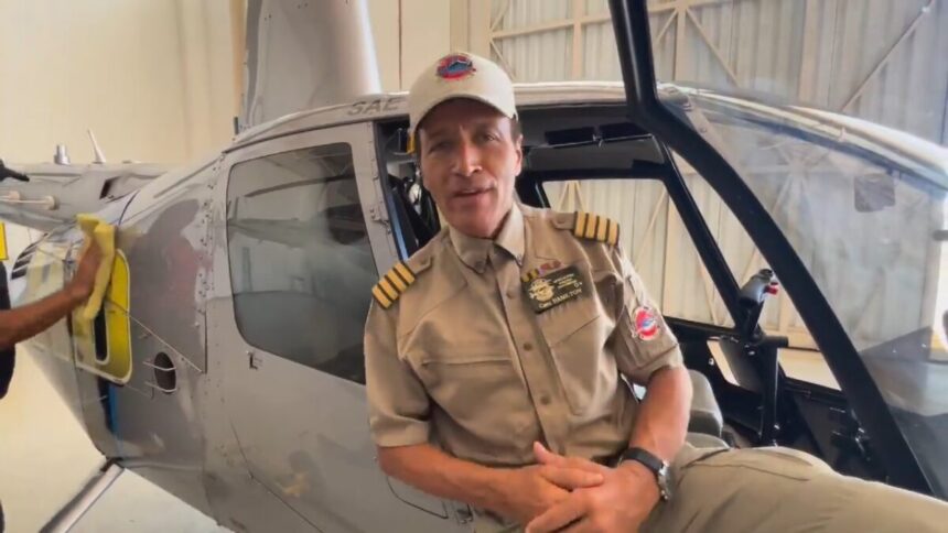 Comandante Hamilton saindo do helicóptero da Record TV