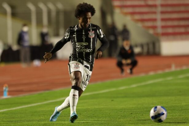 Willian durante partida do Corinthians pela Libertadores