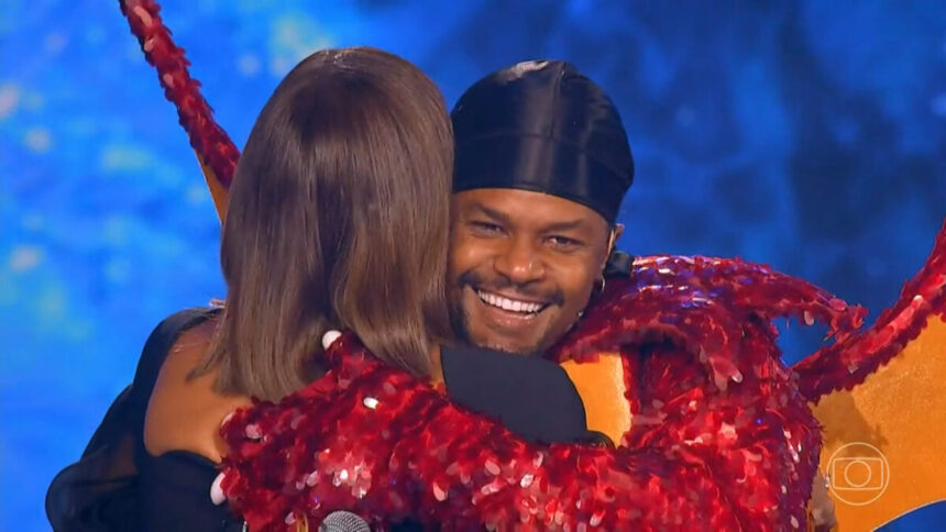 David Junior, abraçando Ivete Sangalo, após ser desmascarado como Dragão no The Masked Singer Brasil