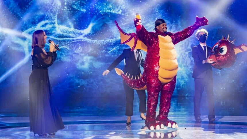 David Junior, após ser desmascarado como Dragão, ao lado de Ivete Sangalo nos estúdios do The Masked Singer Brasil