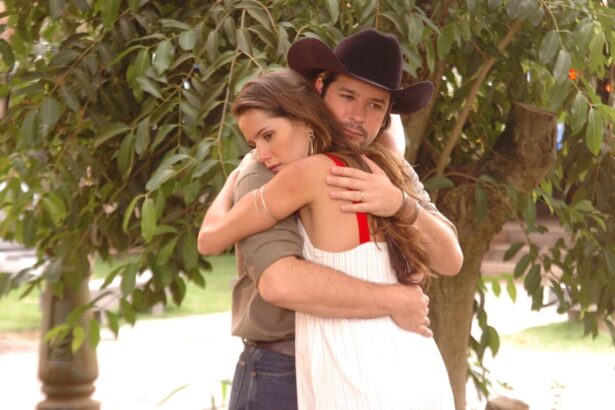 Deborah Secco e Murilo Benício abraçados em cena da novela América