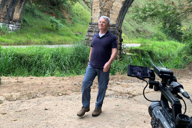 Edney Silvestre, em Valença, nos bastidores de gravação do Globo Repórter sobre o Vale do Café