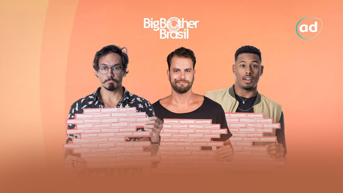 Card na cor clara com imagens de Eliezer, Gustavo e Paulo segurando um pedaço de uma parede.