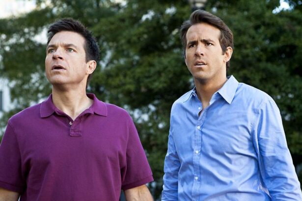 Ryan Reynolds e Jason Bateman em trecho do filme Eu Queria Ter A Sua Vida, exibido pela TV Globo no Supercine