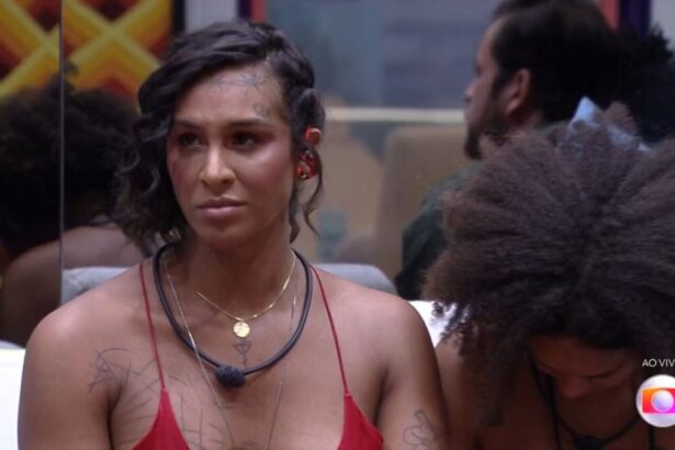 Linn com uma roupa vermelha ao lado de Jessilane no sofá do BBB 22.