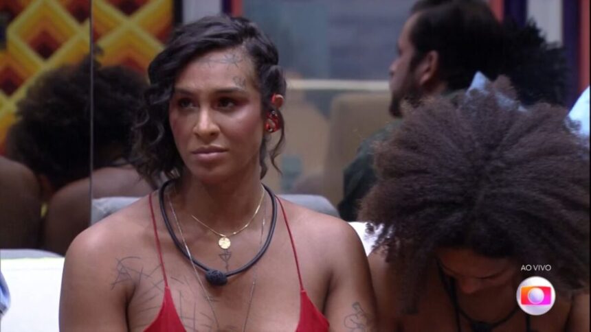 Linn com uma roupa vermelha ao lado de Jessilane no sofá do BBB 22.