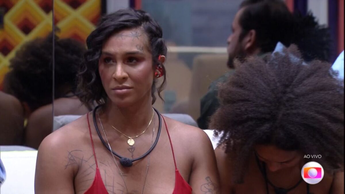 Linn com uma roupa vermelha ao lado de Jessilane no sofá do BBB 22.