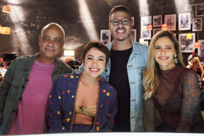 Fernanda Lima, Valentina Bandeira e Claudio Manoel, ao lado de Fabio Porchat, nos estúdios do Que História É Essa, Porchat?