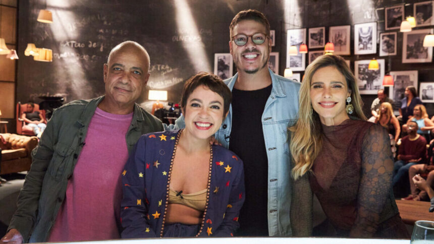 Fernanda Lima, Valentina Bandeira e Claudio Manoel, ao lado de Fabio Porchat, nos estúdios do Que História É Essa, Porchat?