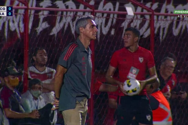 Paulo Sousa, técnico do Flamengo, durante transmissão da partida do clube pelo Premiere, tendo o grafismo de linha do tempo na tela a esquerda
