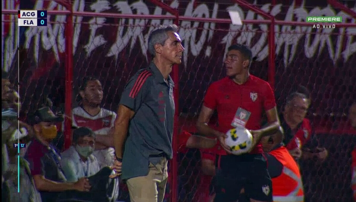 Paulo Sousa, técnico do Flamengo, durante transmissão da partida do clube pelo Premiere, tendo o grafismo de linha do tempo na tela a esquerda
