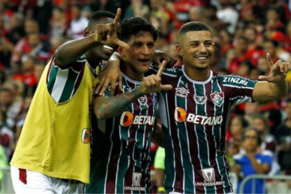 Cano e jogadores do Fluminense comemorando gol na final contra o Flamengo