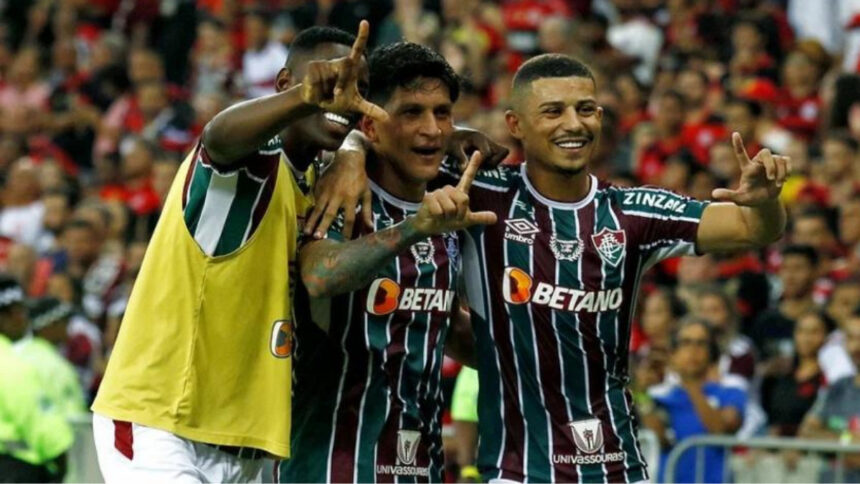 Cano e jogadores do Fluminense comemorando gol na final contra o Flamengo