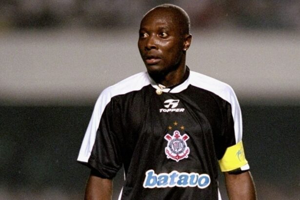 Freddy Rincón em campo com a camisa do Corinthians, no início dos anos 2000