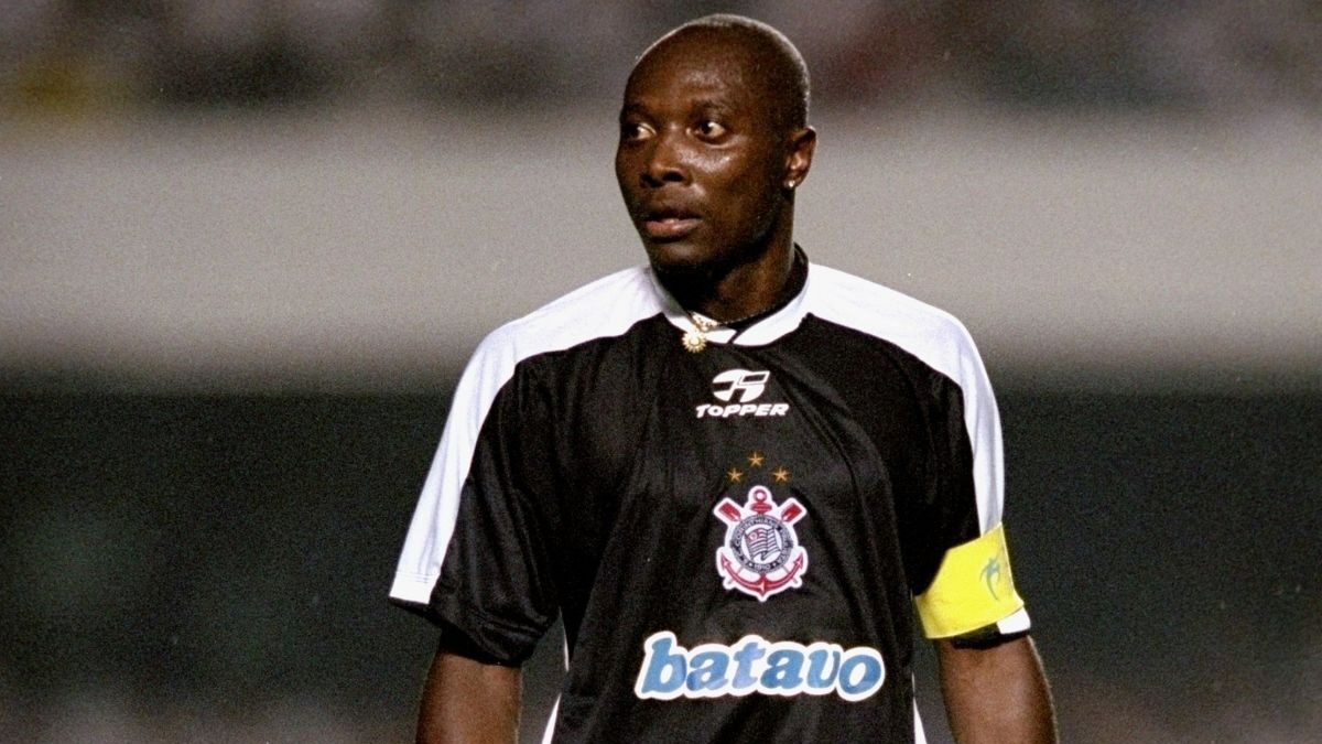 Freddy Rincón em campo com a camisa do Corinthians, no início dos anos 2000
