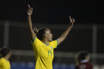 Jogadora Gabi Nunes (camisa 14), com os braços abertos e comemorando um gol com a camisa da Seleção Brasileira contra a Hungria no amistoso