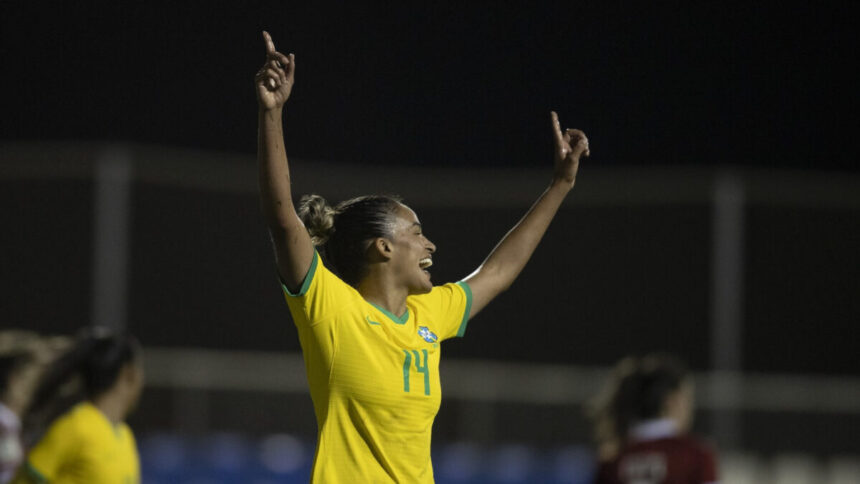 Jogadora Gabi Nunes (camisa 14), com os braços abertos e comemorando um gol com a camisa da Seleção Brasileira contra a Hungria no amistoso