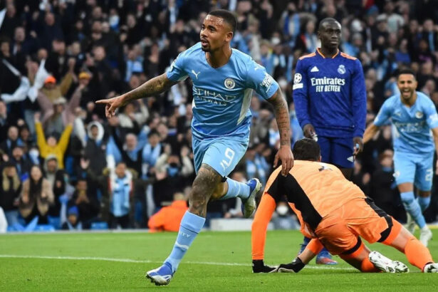 Gabriel Jesus comemorando gol com a camisa do Manchester City em jogo contra o real madrid pela Liga dos campeões