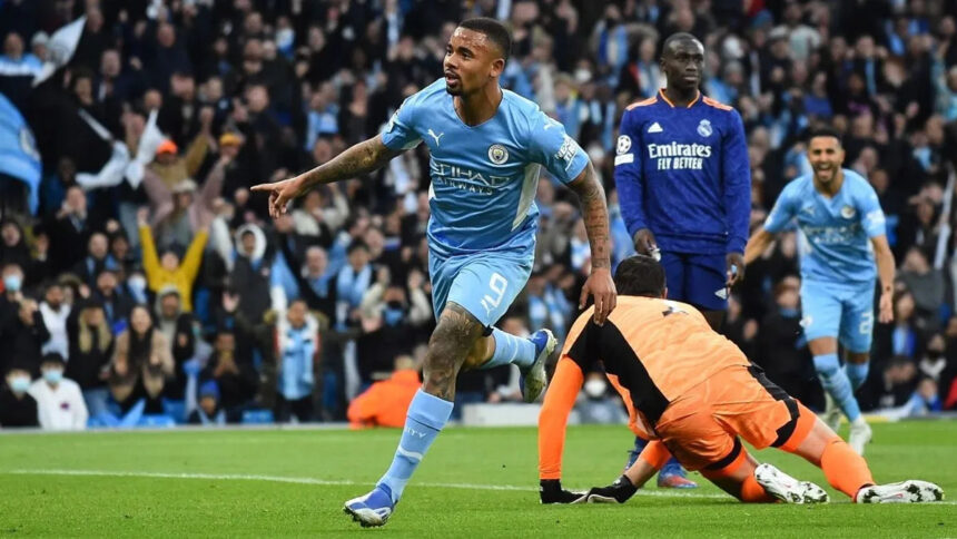 Gabriel Jesus comemorando gol com a camisa do Manchester City em jogo contra o real madrid pela Liga dos campeões