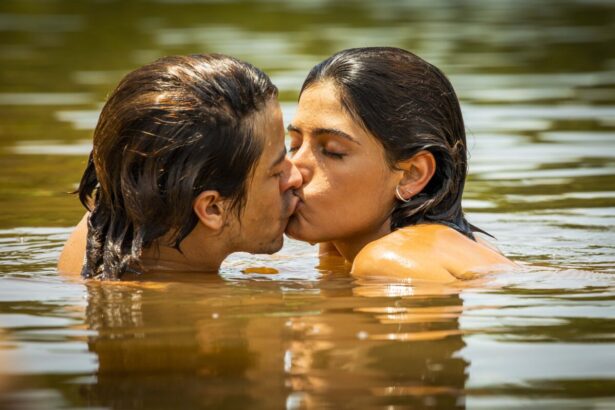 Jove ( Jesuita Barbosa ) e Guta ( Julia Dalavia ) se beijando