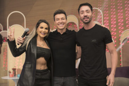 Deolane Bezerra e Rico Melquiades ao lado de Rodrigo Faro na gravação do Vai dar Namoro